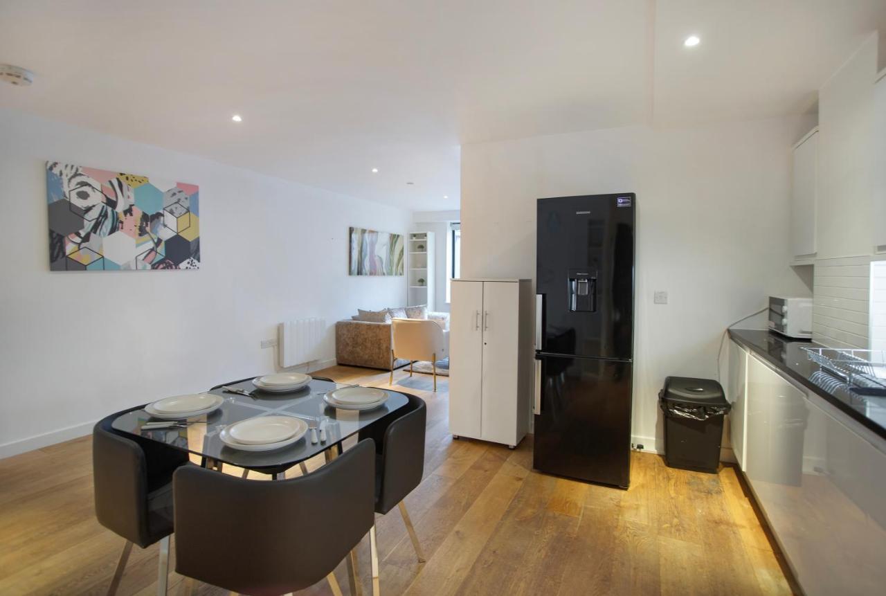 Apartment Lovely Spacious 2 Bed In *