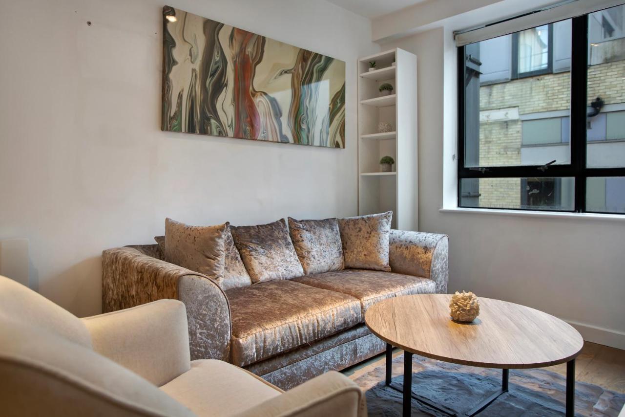 Lovely Spacious 2 Bed In Apartment *